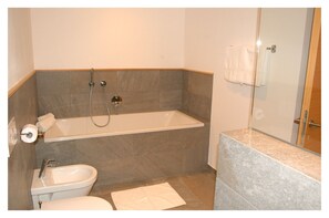 Apartment, 2 Bedrooms | Bathroom | Separate tub and shower, free toiletries, hair dryer, heated floors - Tholer (Lagundo)