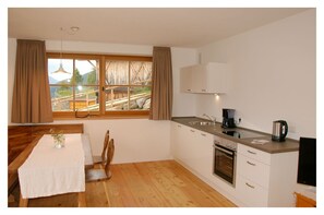 Apartment, 2 Bedrooms | Private kitchen | Full-size fridge, oven, stovetop, dishwasher - Tholer (Lagundo)