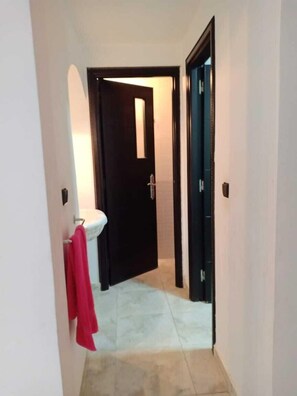 Villa | Bathroom | Combined shower/tub, rainfall showerhead