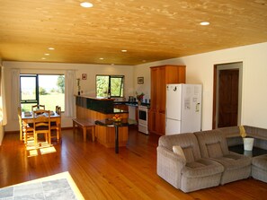 Interior - Tomatea Rua - Golden Bay Bach (Pakawau Beach) (Pakawau)