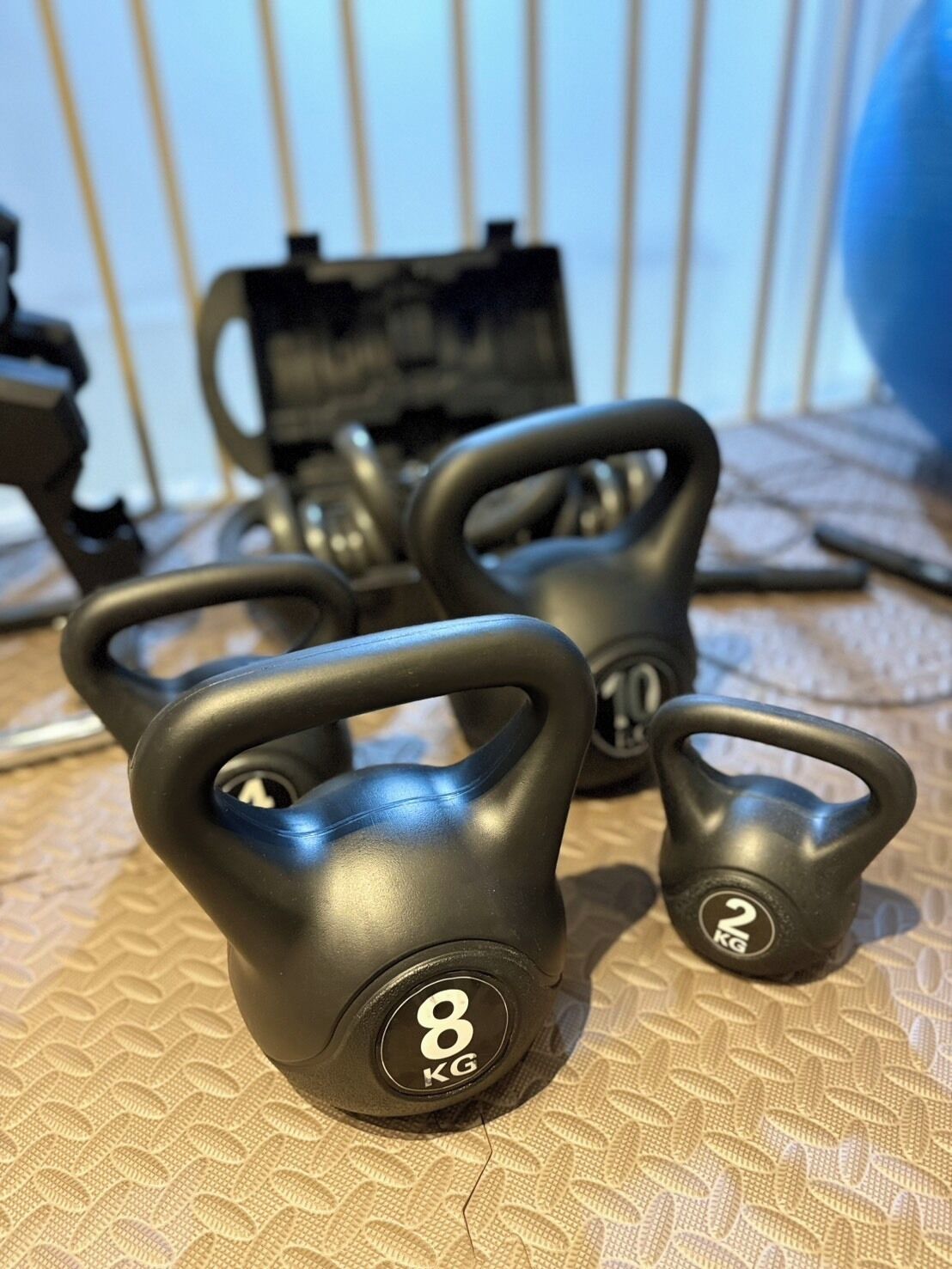 Un juego de kettlebells con indicaciones de peso de 8 KG y 2 KG.