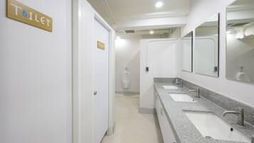 Un baño moderno y limpio, con dos lavamanos, espejos y un inodoro.
