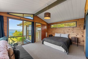 5 bedrooms, iron/ironing board, WiFi, bed sheets