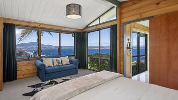 5 bedrooms, iron/ironing board, WiFi, bed sheets