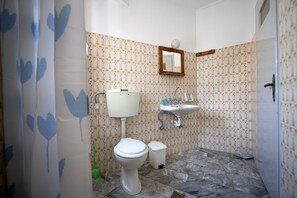 Twin Room | Bathroom