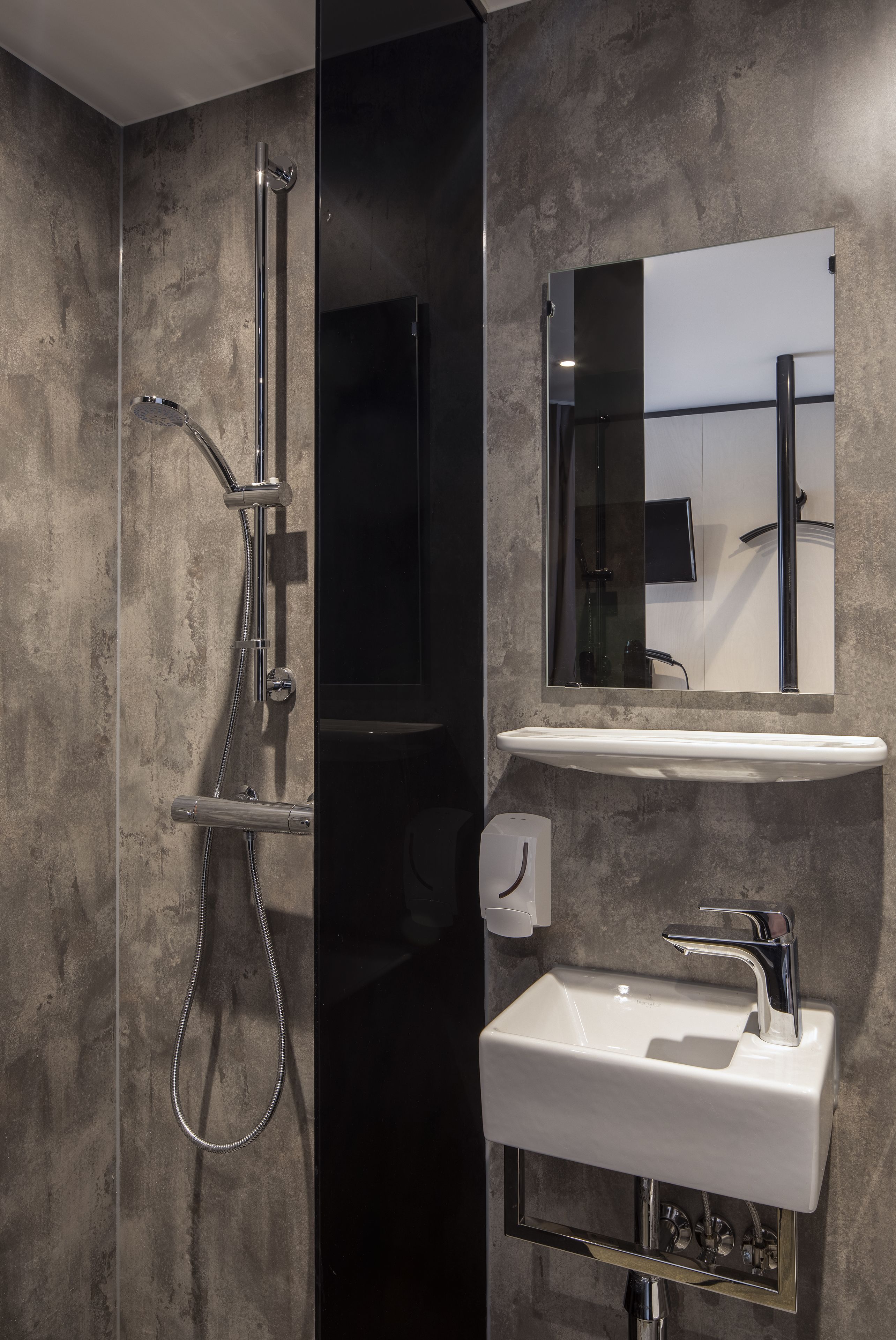 single room | in-room safe, blackout curtains, free wifi, bed sheets