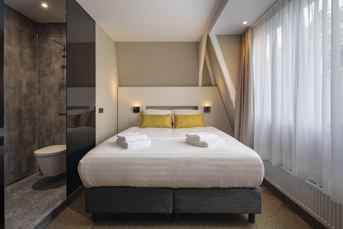 In-room safe, blackout curtains, free WiFi, bed sheets