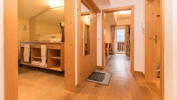Íbúð - 2 svefnherbergi - reyklaust - fjallasýn | Stofa | Hituð gólf