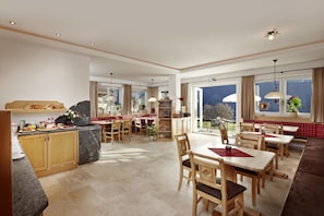 Lobby sitting area - Alpenhof Apartments (Mittersill)