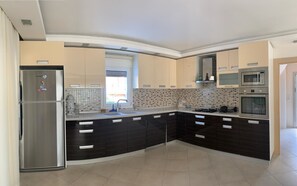 Luxury Villa | Private kitchen | Full-size fridge, microwave, oven, stovetop - Villa with Pool&Jacuzzi by the Sea (12) (Cesme)