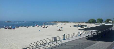 Beach nearby, sun loungers, beach towels