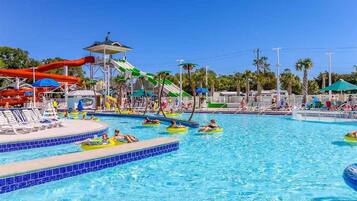 Alberca techada y alberca al aire libre