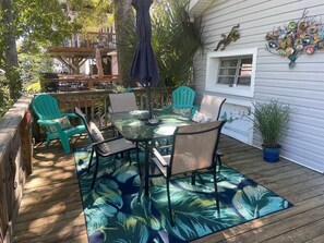Outdoor dining - BEACH COTTAGE on LAKE/CANAL ☀ Complimentary GOLF CART - Sleeps 4 - Pet Friendly (Myrtle Beach)