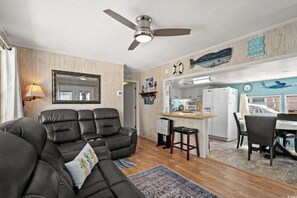 Smart TV, video games, ping pong, books - BEACH COTTAGE on LAKE/CANAL ☀ Complimentary GOLF CART - Sleeps 4 - Pet Friendly (Myrtle Beach)