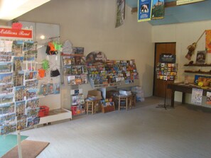 Uma livraria com estantes de livros e postais.