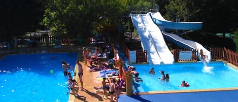 Una piscina al aire libre de temporada