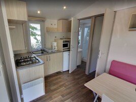 Geladeira, micro-ondas, cooktop, talheres/pratos/utensílios de cozinha