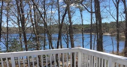 uusi listaus Waterview 3BR / 2BTH koti East Falmouthissa, josta on näkymät järvelle