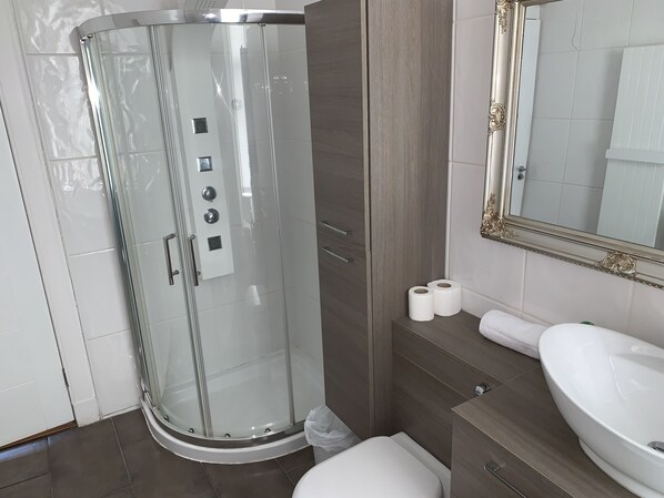 Bathroom - Village Tavern Apartment (Larkhall)