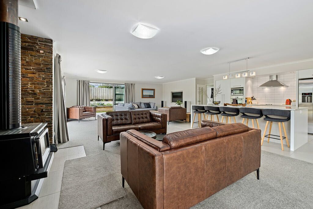 Een televisie, Netflix, streamingdiensten en een stereo