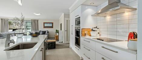 Frigorífico, microondas, horno y lavavajillas