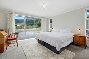 4 bedrooms, iron/ironing board, WiFi
