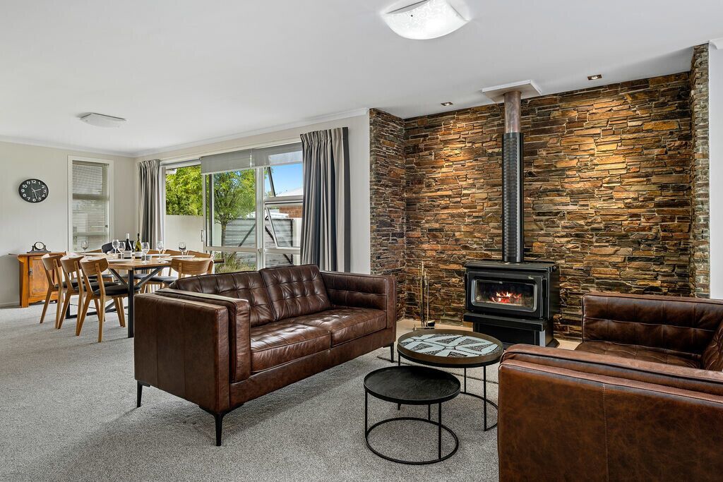 Een televisie, Netflix, streamingdiensten en een stereo