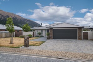 Exterior - Maison de Maude - Lake Hawea Holiday Home (Lake Hawea)