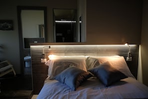 Suite de lujo, vista a la ciudad (Opale) | Ropa de cama de alta calidad, muebles diferentes y escritorio 