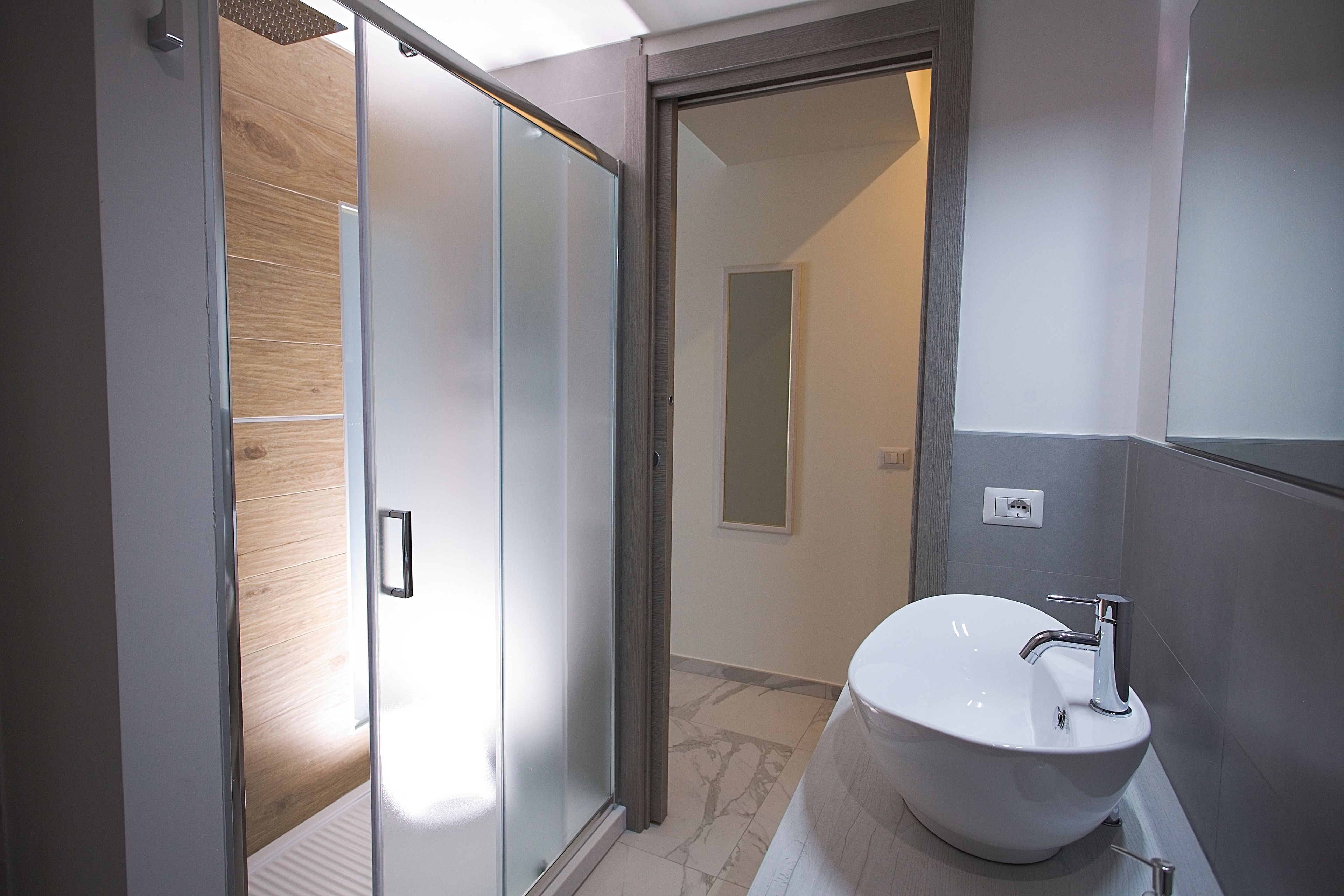 Quadrupla familiare, vista città (Zaffiro) | Bagno | Doccia, soffione a pioggia, set di cortesia gratuito, bidet