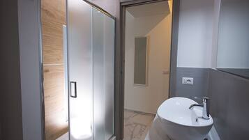 Quadrupla familiare, vista città (Zaffiro) | Bagno | Doccia, soffione a pioggia, set di cortesia gratuito, bidet