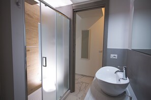 Family Quadruple Room, City View (Zaffiro) | Bathroom | Shower, rainfall showerhead, free toiletries, bidet - PVrooms (Campobasso)