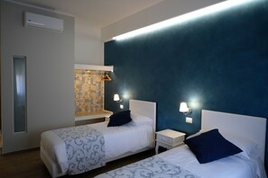 Habitación cuádruple familiar, vistas a la ciudad (Zaffiro) | Ropa de cama de alta calidad, mobiliario individual, escritorio