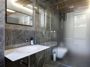 Tweepersoonskamer | Badkamer | Een douche, een haardroger, handdoeken