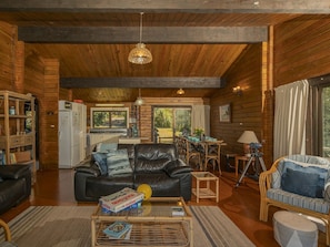 TV - Norma's Place - Simpsons Beach Bach (Whitianga)