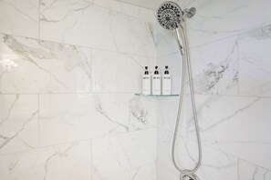 Dusche, Haartrockner, Handtücher, Shampoo