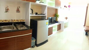 One Bedroom Apartment | Private kitchenette - The Royal Suite By The Ozone Condo (Krabi)