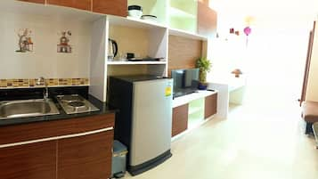 One Bedroom Apartment | Dapur kecil pribadi | Lemari es besar, microwave, kompor, dan penanak nasi