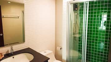 One Bedroom Apartment | ห้องน้ำ | ฝักบัว, ของใช้ในห้องน้ำฟรี, ผ้าเช็ดตัว, สบู่