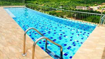 2 outdoor pools, a rooftop pool