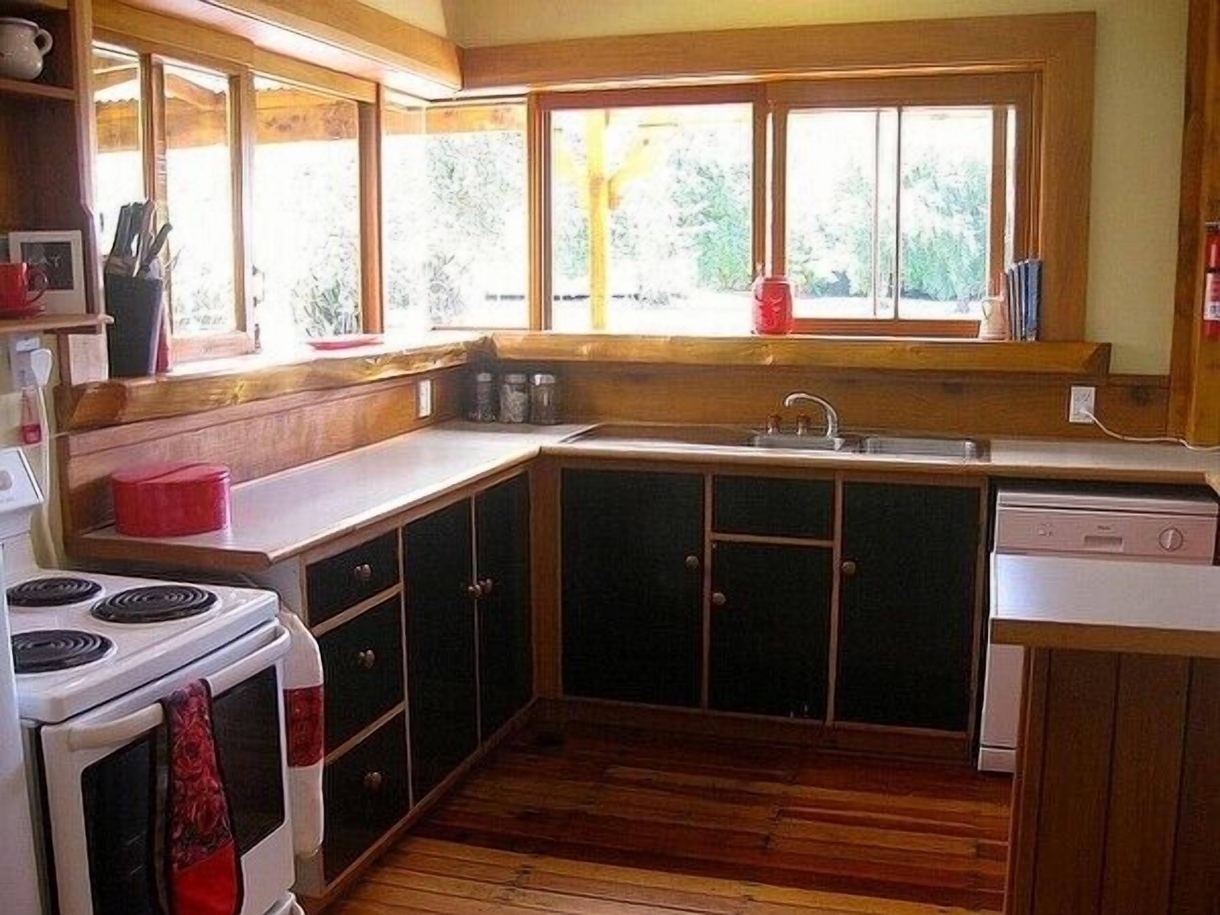 Fridge, microwave, dishwasher, cookware/dishes/utensils