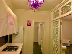 Departamento (Merab Aleksidze Str. 7) | Cocina privada | Refrigerador con congelador, microondas y parrilla de estufa 