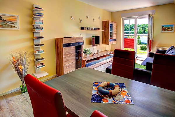 Wohn-und Esszimmer mit Schlafcouch und Balkon
