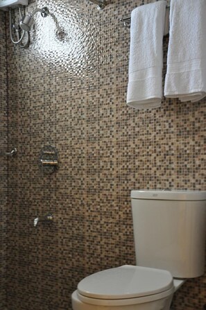 Shower, free toiletries, hair dryer, towels - Matutinao Beach (Alegria)