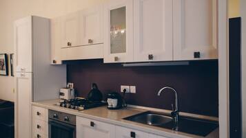 Studio | Dapur pribadi | Lemari es besar, microwave, oven, dan kompor