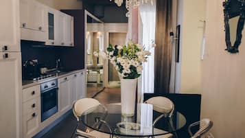 Studio | Dapur pribadi | Lemari es besar, microwave, oven, dan kompor