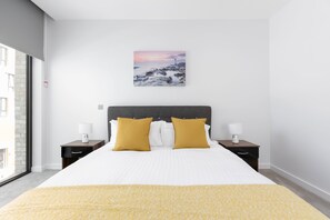 Hypo-allergenic bedding, memory-foam beds, individually decorated - London Luxury - Sleeps 12 Greenwich - O2 (London)