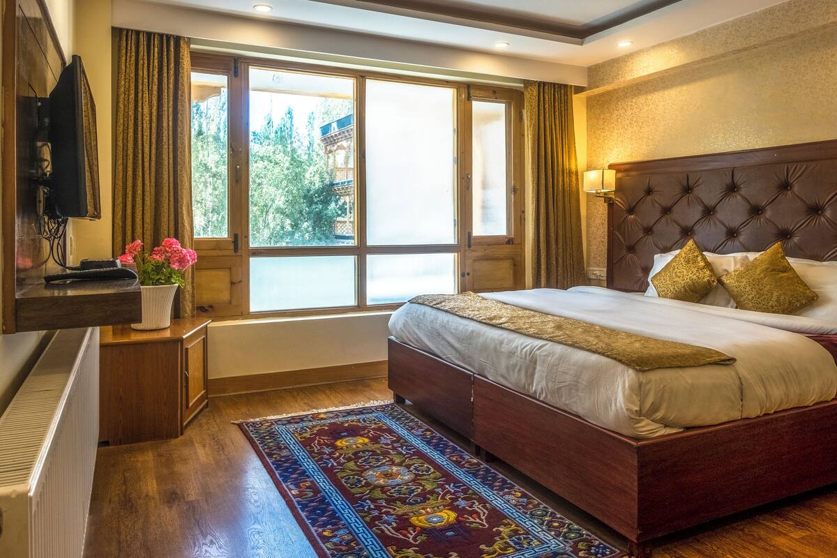 Deluxe Double or Twin Room | Down duvets, pillow-top beds, desk, laptop workspace