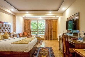 Deluxe Suite | Down duvets, pillow-top beds, desk, laptop workspace