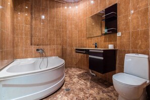Lägenhet (3 Arnold Chikobava Street 10) | Badrum | Badkar/dusch, gratis toalettartiklar, hårtork och handdukar